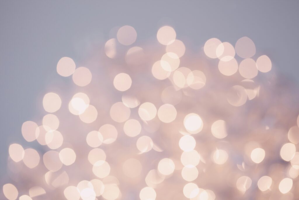 Sanftes rosé-goldenes Bokeh-Licht, ruhige Abschluss-Stimmung