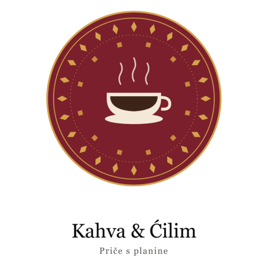 Rundes Logo von Kahva & Ćilim mit einer Kaffeetasse in der Mitte, umgeben von einem geometrischen Ćilim-Muster in Bordeaux und Gold